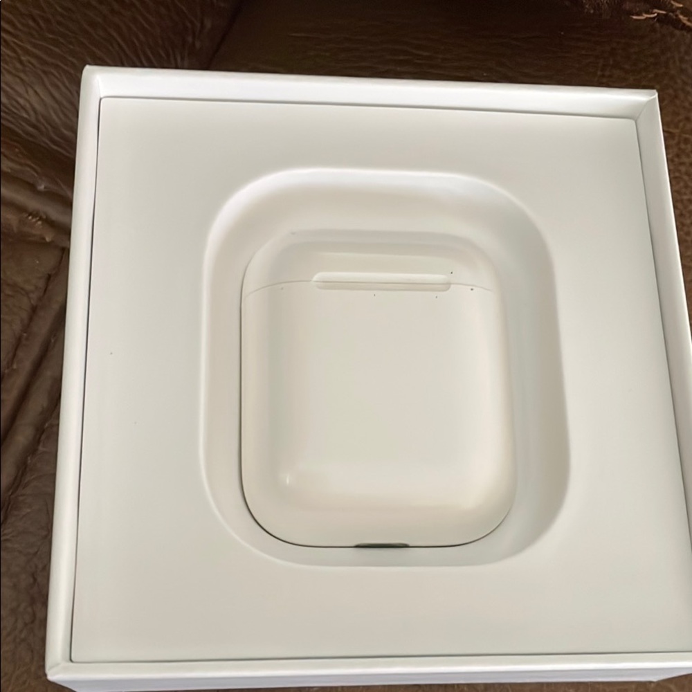 Apple AirPods Charging Case in White  Generation 1/2 Used - Picture 2 of 7